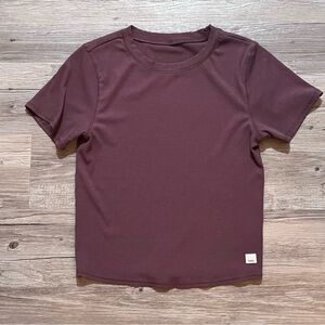 Vuori Women's Rib Pose Fitted Tee 
Color  is "Hazelnut" 
SIZE MEDIUM